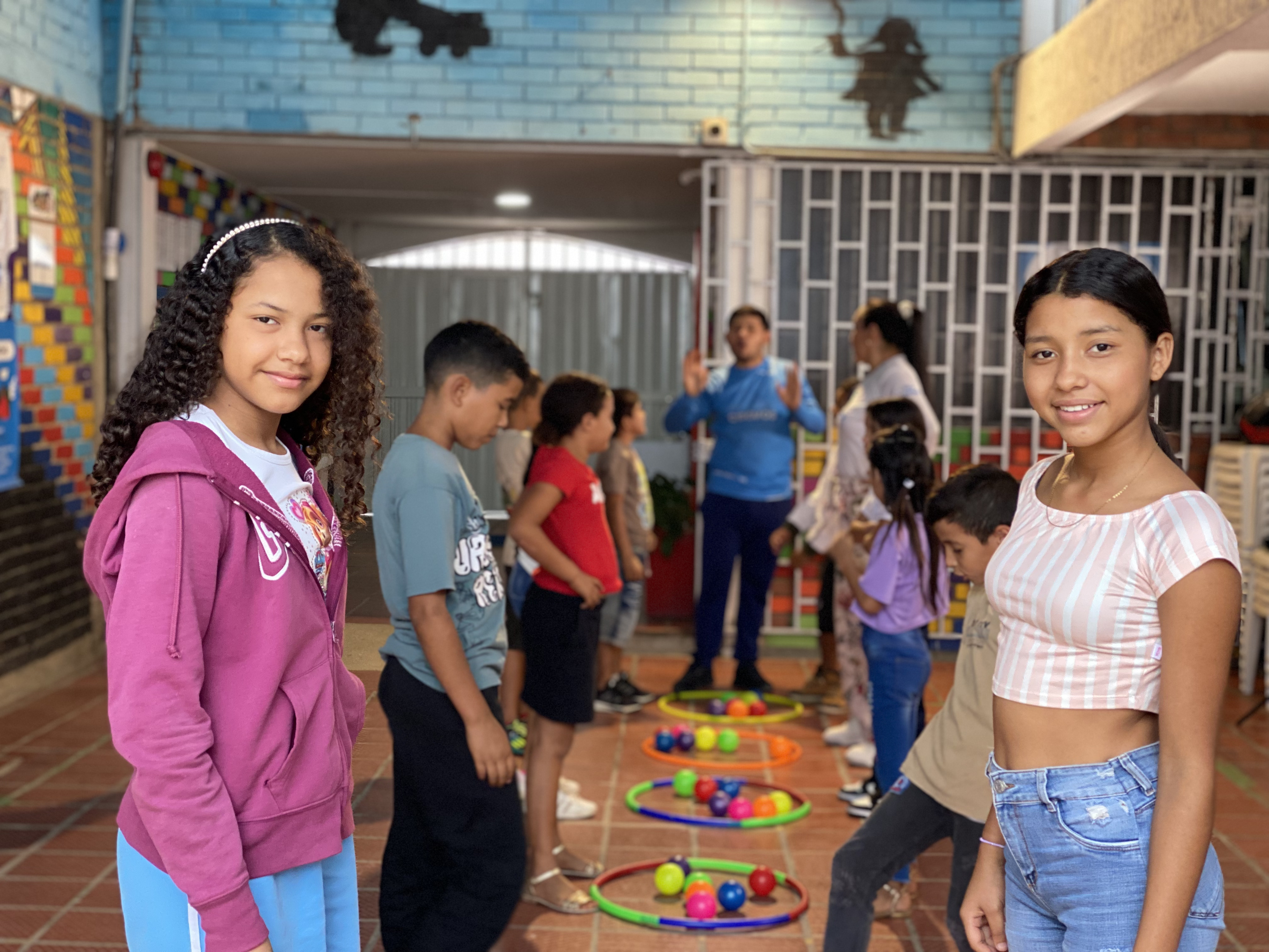 Niños y niñas participando en actividades en EACANA